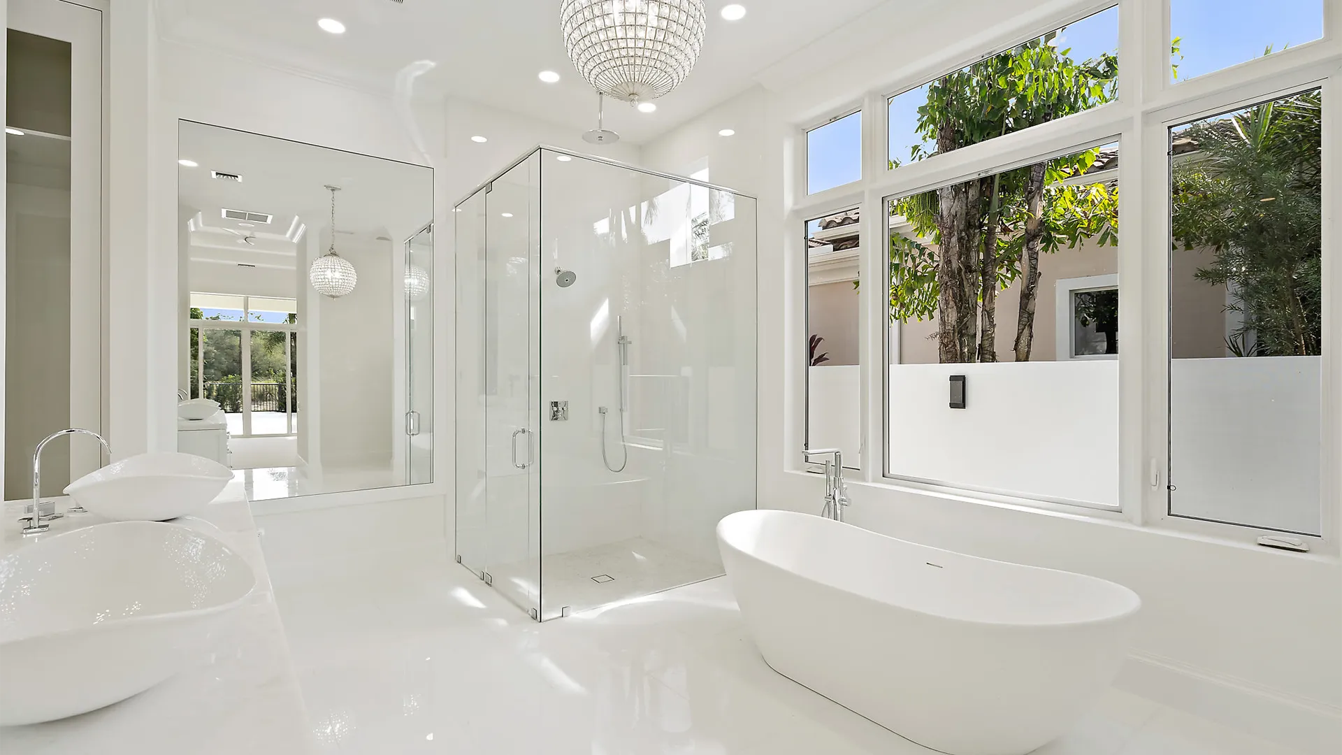 Bathroom design with a glass shower and elegant bathtub, highlighting a clean and sophisticated aesthetic.