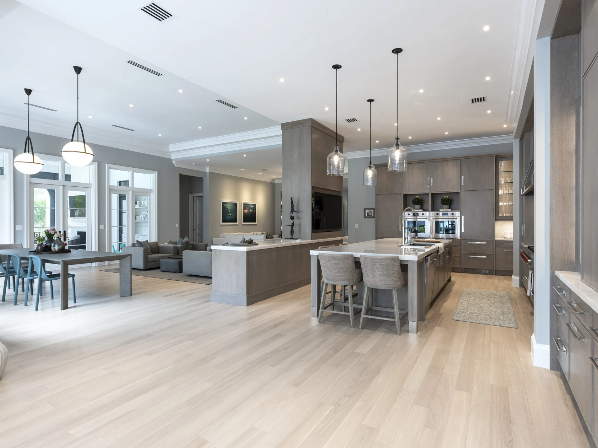 Open kitchen and dining area with modern appliances and a welcoming atmosphere for gatherings.